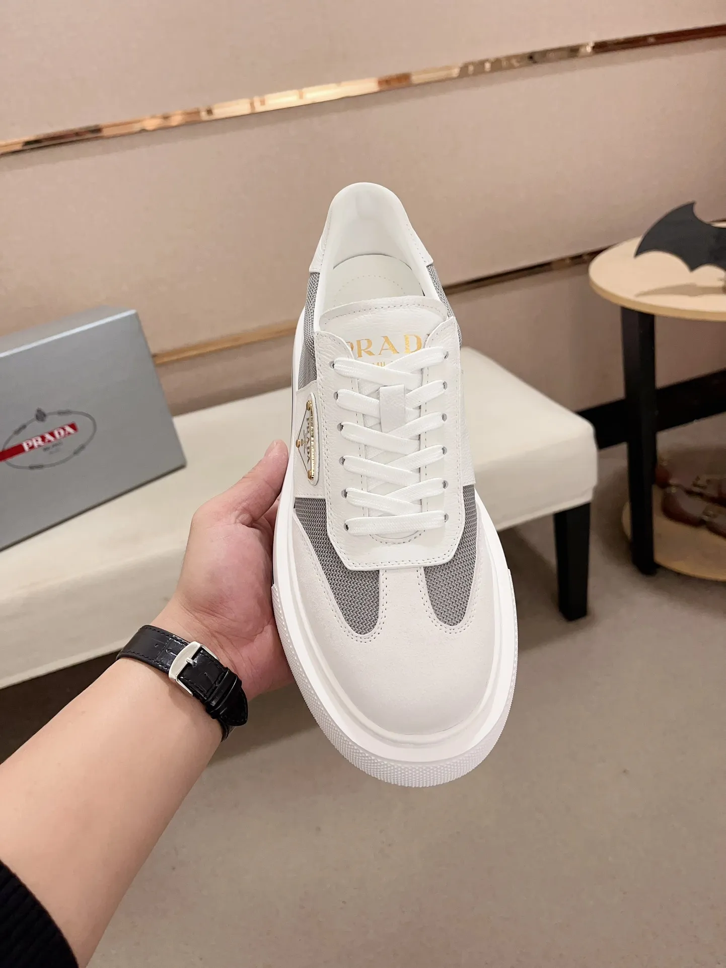 Men's shoes 💰 580💰 ✔️✔️✔️Higher version High-quality new PRADA (Prada) counters are launched simultaneously. The new men's shoes and 😘 fabrics are made of high-tech glue-spraying technology. Lining: Full cowhide lining. 👍🏿 High-end ☄️ air-cushion molded anti-slip rubber outsole, exquisite lines, simple and elegant, comfortable and high-end for leisure travel. Code number: 38 to 44 (45 can be customized and cannot be returned or exchanged)